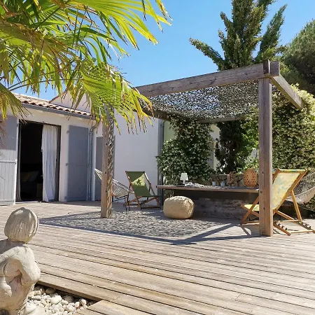 Derriere La : Suite, Patio Et Pergola ゲストハウス 3*