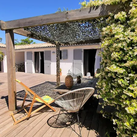 ゲストハウス Derriere La : Suite, Patio Et Pergola 3*